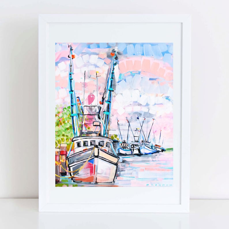 K&ouml;nnte beinhalten: Ein farbenfrohes Gem&auml;lde einer Reihe von Fischerbooten, die an einem Pier angelegt sind. Die Boote sind wei&szlig; mit blauen und roten Akzenten. Der Himmel ist eine Mischung aus Rosa, Blau und Wei&szlig;. Das Gem&auml;lde ist mit "B. Cannon" signiert.