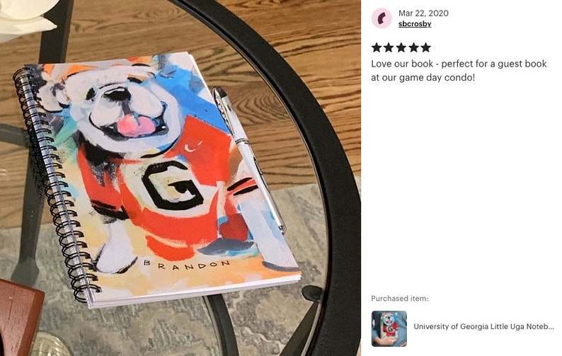 K&ouml;nnte beinhalten: Ein spiralgebundenes Notizbuch mit einer farbenfrohen Illustration eines Bulldogs, der ein rot-blaues Trikot mit einem wei&szlig;en "G" auf der Vorderseite tr&auml;gt. Der Text "BRANDON" ist unter dem Bulldoggen gedruckt.