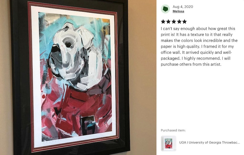K&ouml;nnte beinhalten: Ein gerahmter Druck eines wei&szlig;en Bulldogs mit roten, blauen und schwarzen abstrakten Farbflecken. Der Druck tr&auml;gt den Titel "UGA I University of Georgia Throwback..."