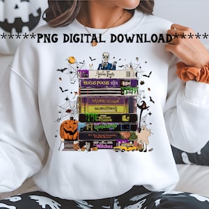 Puede incluir: Sudadera blanca con un diseño de cintas VHS de Halloween como "The Addams Family" y "Hocus Pocus." El diseño incluye murciélagos, telarañas, una calabaza y el texto "PNG DIGITAL DOWNLOAD."