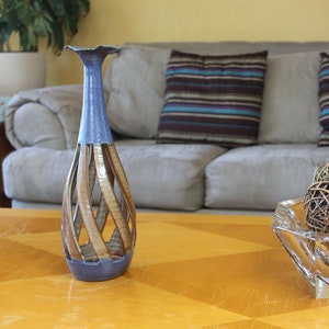 手作りの陶器彫刻ボトル花瓶 - ブルーと志野