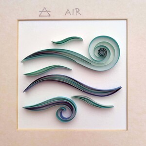 Pode incluir: Uma obra de arte em quilling emoldurada que retrata o elemento ar. O design apresenta tiras de papel em camadas e rodopiantes em tons de verde e azul, com a palavra "AIR" e um s&iacute;mbolo de ar no topo.