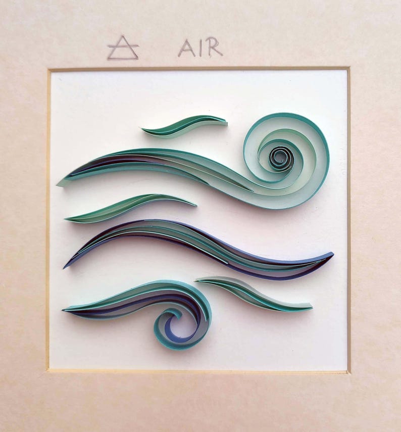 Pode incluir: Uma obra de arte em quilling emoldurada que retrata o elemento ar. O design apresenta tiras de papel em camadas e rodopiantes em tons de verde e azul, com a palavra "AIR" e um s&iacute;mbolo de ar no topo.