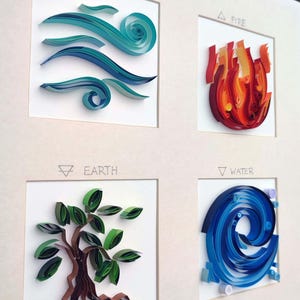 Pode incluir: Uma obra de arte emoldurada com arte de quilling de papel representando os quatro elementos: ar, fogo, terra e &aacute;gua. Cada elemento &eacute; retratado em um quadrado, com o nome e o s&iacute;mbolo do elemento acima. A obra usa tons de azul, vermelho, verde e marrom.