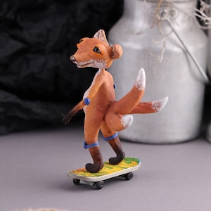 Kitsune - Scultura OOAK fatta a mano - Figurina unica in carta riciclata, unica nel suo genere, fatta a mano, strana, in miniatura, volpe mitologica giapponese