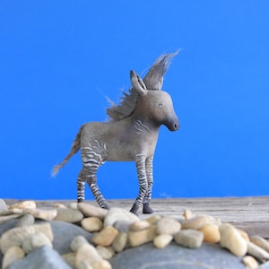 Zonkey - Scultura OOAK fatta a mano - Figurina unica in paperclay, unica nel suo genere, fatta a mano, strana, creatura animale ibrida asino zebra