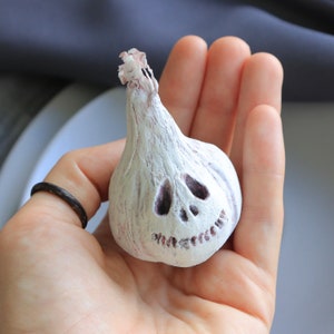 Cranio d'aglio n. 2 - Scultura fatta a mano OOAK - Figurina unica in argilla di carta, pezzo unico, arte, creatura d'aglio carina e inquietante con viso, Halloween