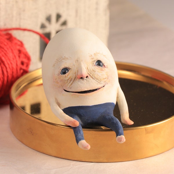 Humpty Dumpty assis sur un mur - OOAK Handmade Sculpture -Unique Paper Clay Figurine, One Of A Kind, art, œuf avec visage, personnage de rime d'énigme