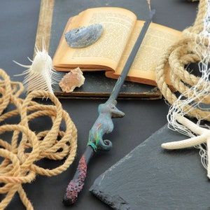 Mare - Bacchetta a tema - Bacchetta magica fatta a mano OOAK - Opere d'arte uniche in legno e argilla di carta, uniche nel loro genere, mondo magico, potenza del cavalluccio marino