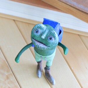 The Green Nomad - Scultura fatta a mano OOAK - Figurina unica in argilla di carta, unica nel suo genere, arte, creatura simile a una rana, regalo per viaggiatori, backpacker