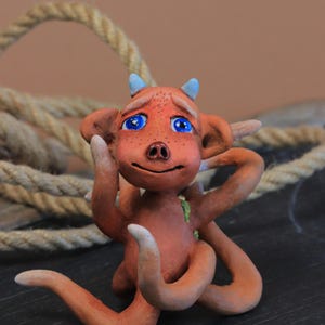 Octocow - Figurina artistica fatta a mano - Scultura unica in argilla di carta Artdoll, unica nel suo genere, regalo unico, creatura marina carina, mucca strana a tema marino