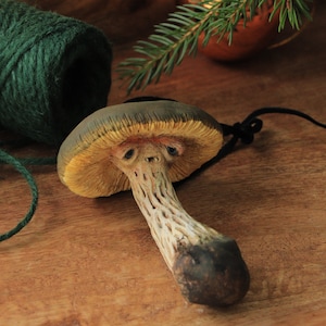Fungo - Decorazione per albero di Natale - Scultura fatta a mano OOAK - Figurina unica in argilla di carta, unica nel suo genere, arte, fungo carino e inquietante con faccia