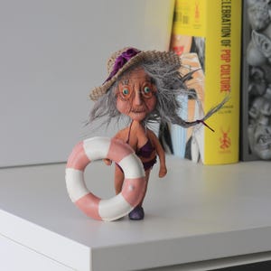 Stagione balneare - Scultura OOAK fatta a mano - Figurina unica in carta riciclata, pezzo unico nel suo genere, giocattolo artistico fatto a mano, donne anziane, inquietanti e carine