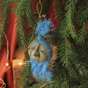 Testa rimpicciolita - Scultura fatta a mano OOAK - Figurina unica in argilla di carta, unica nel suo genere, arte, decorazione inquietante dell'albero di Natale, arte strana