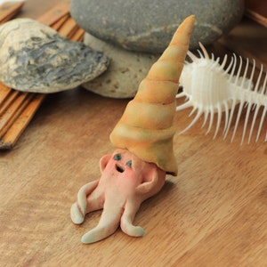 Shell Baby No1 - Figurina artistica fatta a mano - Figurina unica in argilla di carta, unica nel suo genere, regalo unico, creatura marina carina, tema marino