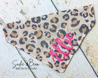 ヒョウ犬用バンダナ、刺繍入り、パーソナライズ、チーター、ヒョウバンダナ、モノグラムバンダナ、女の子用犬用バンダナ、パーソナライズ、首輪、カスタム