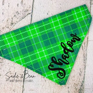 St Patricks Hundehalstuch, Bestickt, St Patricks Day, Shamrock, Lucky, Irish, HundeHalstuch, personalisiert, Hundehalstuch, grün kariert, Halsband
