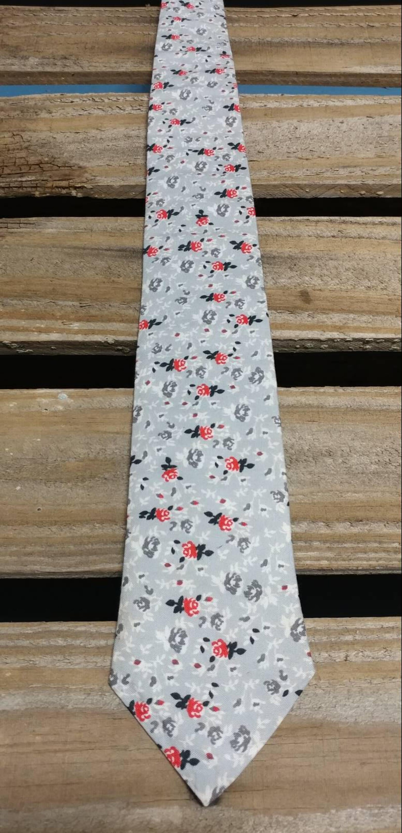 necktie gray