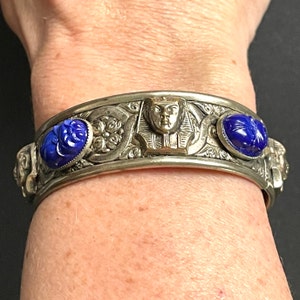 Vintage Egyptian revival Tutankhamun pharaoh and scarab beetle silver tone bangle, blue glass (faux lapis lazuli) scarab cabochons, Czech