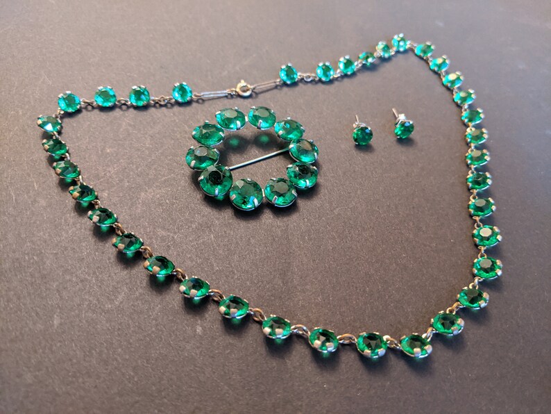 Vintage Art Deco bezel set gorgeous emerald green crystal | Etsy