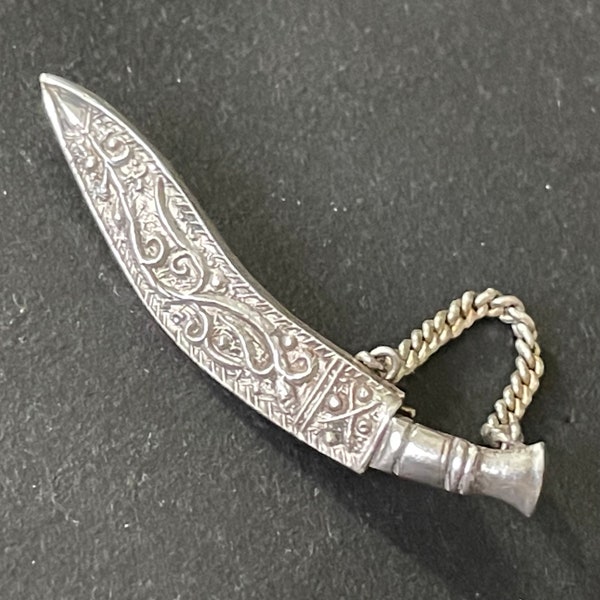 Vintage / antique unmarked sterling silver Khukuri dagger and sheath brooch, pretty engraving, beautiful workmanship, 4 grams in total