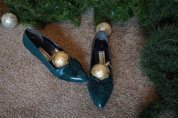 dark green kitten heels