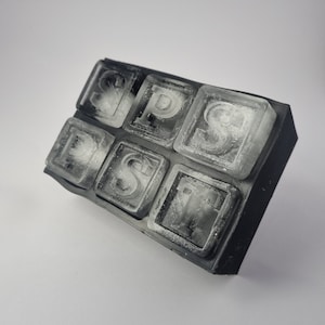 Letra única enmarcada en hielo: gran regalo personal/empresarial, iniciador de conversación o regalo único hecho de silicona platino de alta calidad.