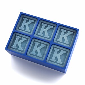 パーソナライズされた青い文字Kのアイストレイでクールなカスタムギフト - 誕生日、ウイスキーナイト、バーカートスタイルに最適なユニークな手作りの型