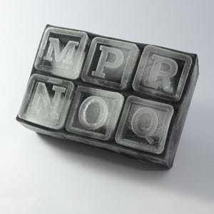 Bandeja de hielo para whisky con monograma personalizado, molde de silicona para cubitos de hielo para cócteles personalizado, regalo para él, artículos de barra de silicona, regalo para el cliente