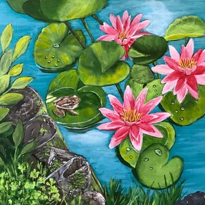 Puede incluir: Una pintura de un estanque con nenúfares rosas y nenúfares verdes. Una rana está sentada en uno de los nenúfares.