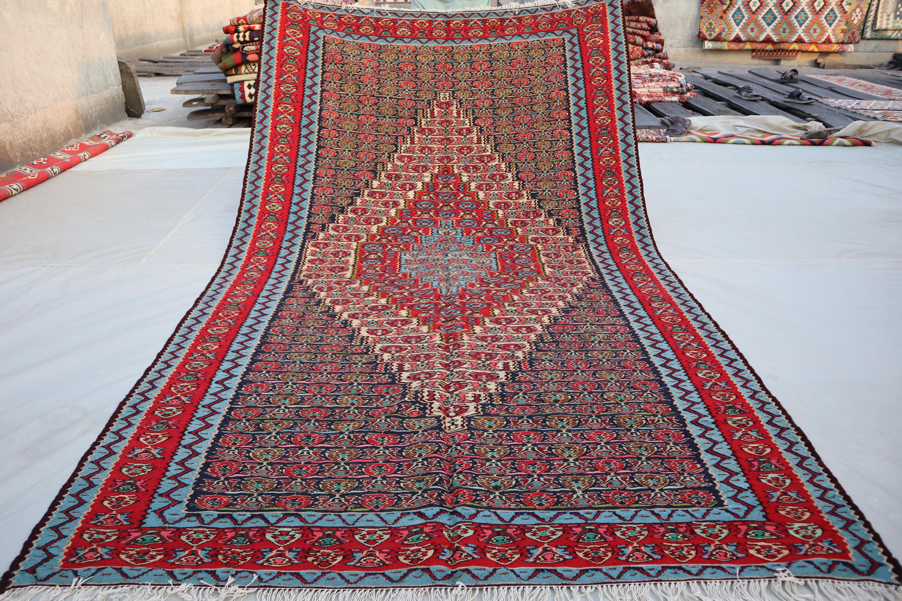 ヴィンテージ トルコ キリム ラグ、スカイブルーとレッドの平織り、8.5