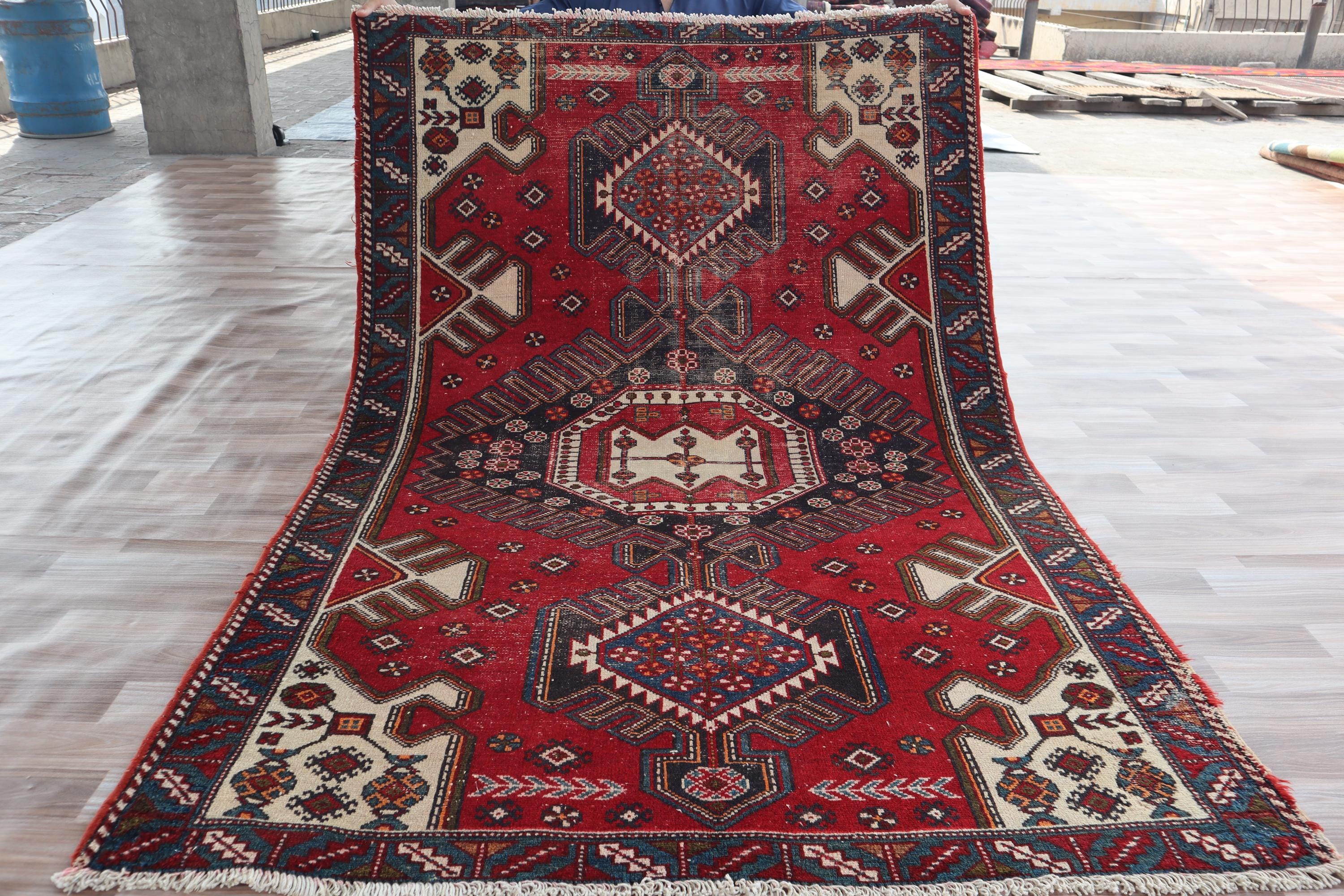 赤いアフガンラグ、ヴィンテージ ヘリズデザイン、ハンドメイドウール