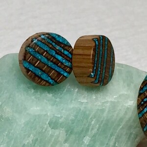 Conjunto de joyería hecho a mano único, anillo de madera, regalo para ella, joyería de madera, pendientes de madera, anillo tallado a mano, pendientes de perno imagen 6