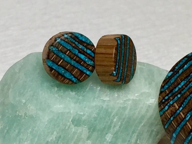 Conjunto de joyería hecho a mano único, anillo de madera, regalo para ella, joyería de madera, pendientes de madera, anillo tallado a mano, pendientes de perno imagen 6