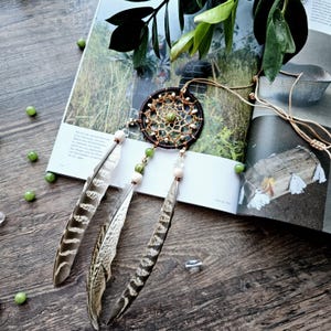 Amuleto de piedra para espejo retrovisor de coche, atrapasueños bohemio, regalo hecho a mano, decoración de plumas beige, accesorio perfecto para interiores de vehículos