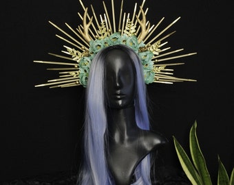 Corona navideña con halo de ciervo, astas doradas y flores de menta