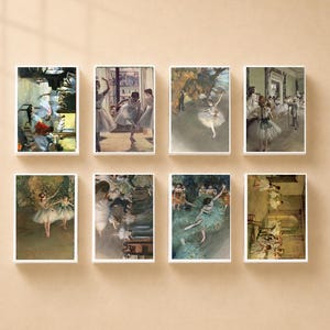 Op de afbeelding: Een collectie van acht rechthoekige wandkunstprints met klassieke impressionistische schilderijen van balletdansers in diverse houdingen en settings, inclusief witte tutu's, scènes op het podium en repetitieruimtes, in twee rijen.