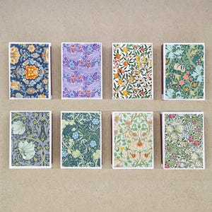 ウィリアムモリスの花のモチーフパターンのマッチボックス壁紙8枚セット、さまざまなヴィンテージデザインのプリントマッチ、マッチホルダー