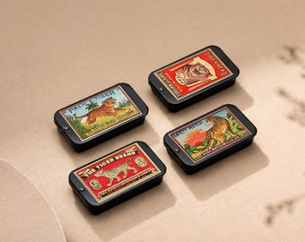 スウェーデン製の様々なデザインのブリキ製ボックス4個セット