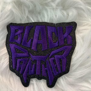 Broderad stryklapp inspirerad av Black Panther | Lila iögonfallande lapp för jackor, mössor och väskor
