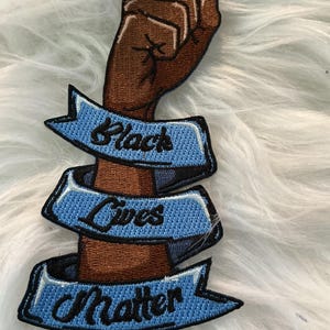 Geborduurde Black Lives Matter-patch met opgeheven vuist | Opstrijkkleding voor sociale rechtvaardigheid