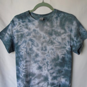 Camiseta unissex tingida à mão com ácido e tie-dye grunge, camiseta preta e cinza amarrotada com tie-dye