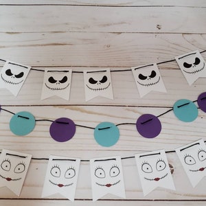Pu&ograve; includere: Due ghirlande di decorazioni per feste di Halloween. Una ghirlanda ha bandierine bianche con facce nere di Jack Skellington. L'altra ghirlanda ha bandierine bianche con facce nere di Sally. Una terza ghirlanda ha cerchi turchesi e viola alternati.