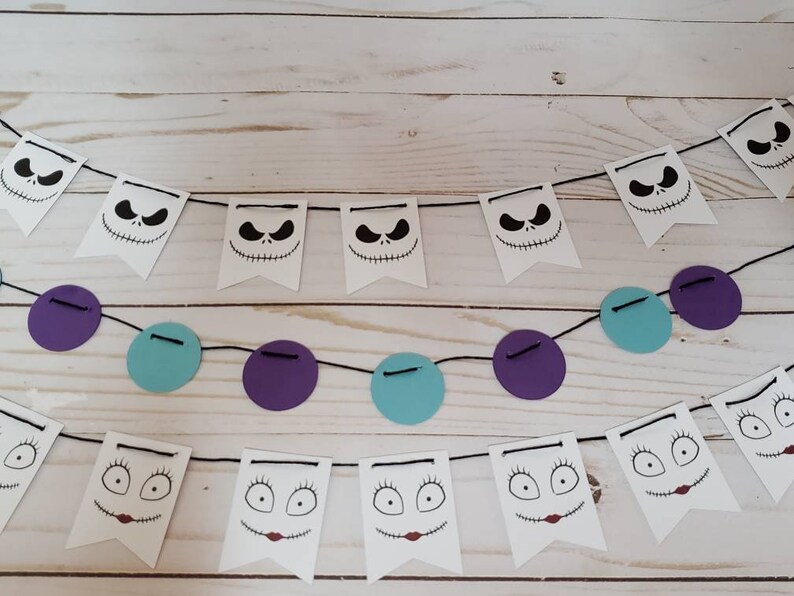Pu&ograve; includere: Due ghirlande di decorazioni per feste di Halloween. Una ghirlanda ha bandierine bianche con facce nere di Jack Skellington. L'altra ghirlanda ha bandierine bianche con facce nere di Sally. Una terza ghirlanda ha cerchi turchesi e viola alternati.