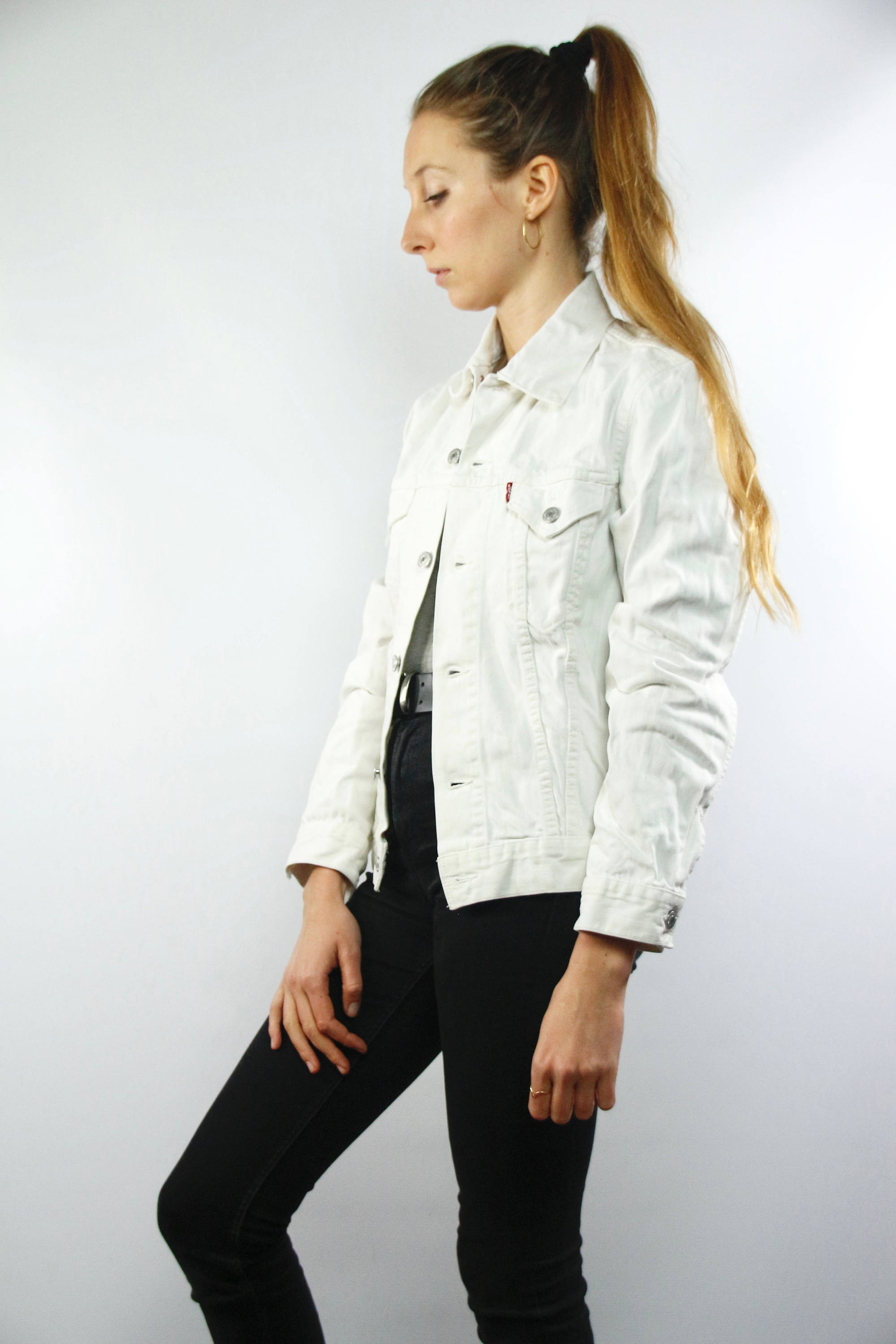 white jean jacket levis