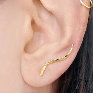 Pendientes trepadores ondulados en oro, plata y oro rosa; pendientes trepadores ondulados con textura martillada; pendientes trepadores plateados martillados; pendientes trepadores minimalistas.