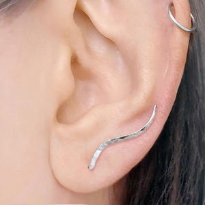 Pendientes trepadores plateados y dorados, pendientes trepadores ondulados minimalistas, pendientes trepadores plateados martillados, pendientes trepadores minimalistas, pendientes trepadores, pendientes de plata