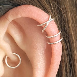 Orecchino a polsino incrociato, orecchino a polsino incrociato in argento sterling, orecchini a cerchio doppi, set di orecchini a polsino, set di cerchi, anello a elica in oro, set di orecchini a cartilagine