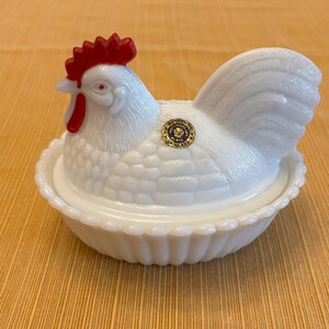 Plat couvert de poulet en verre de lait
