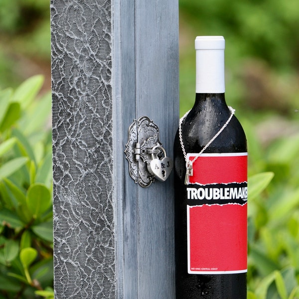 Cérémonie de mariage Boîte à vin en bois rustique avec idée cadeau de cadenas personnalisé pour le couple